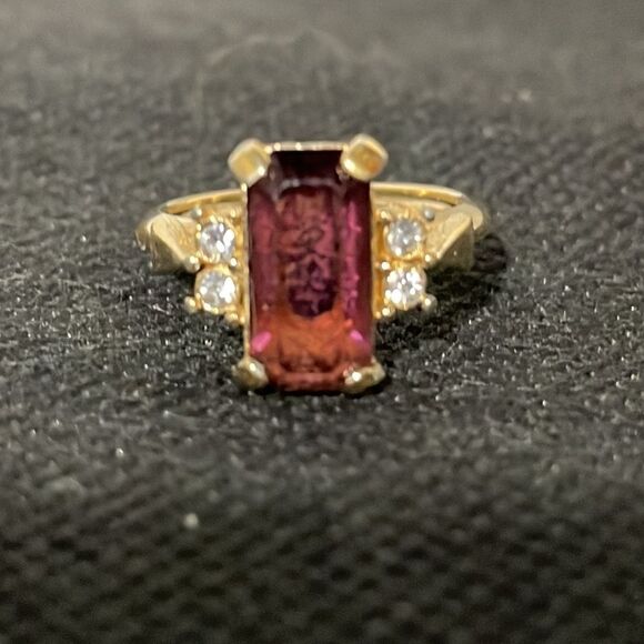 Ring with large red gem - Picture 1 of 7
